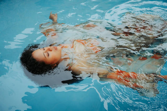 Kannst du während deiner Periode schwimmen gehen? Hier ist das Urteil